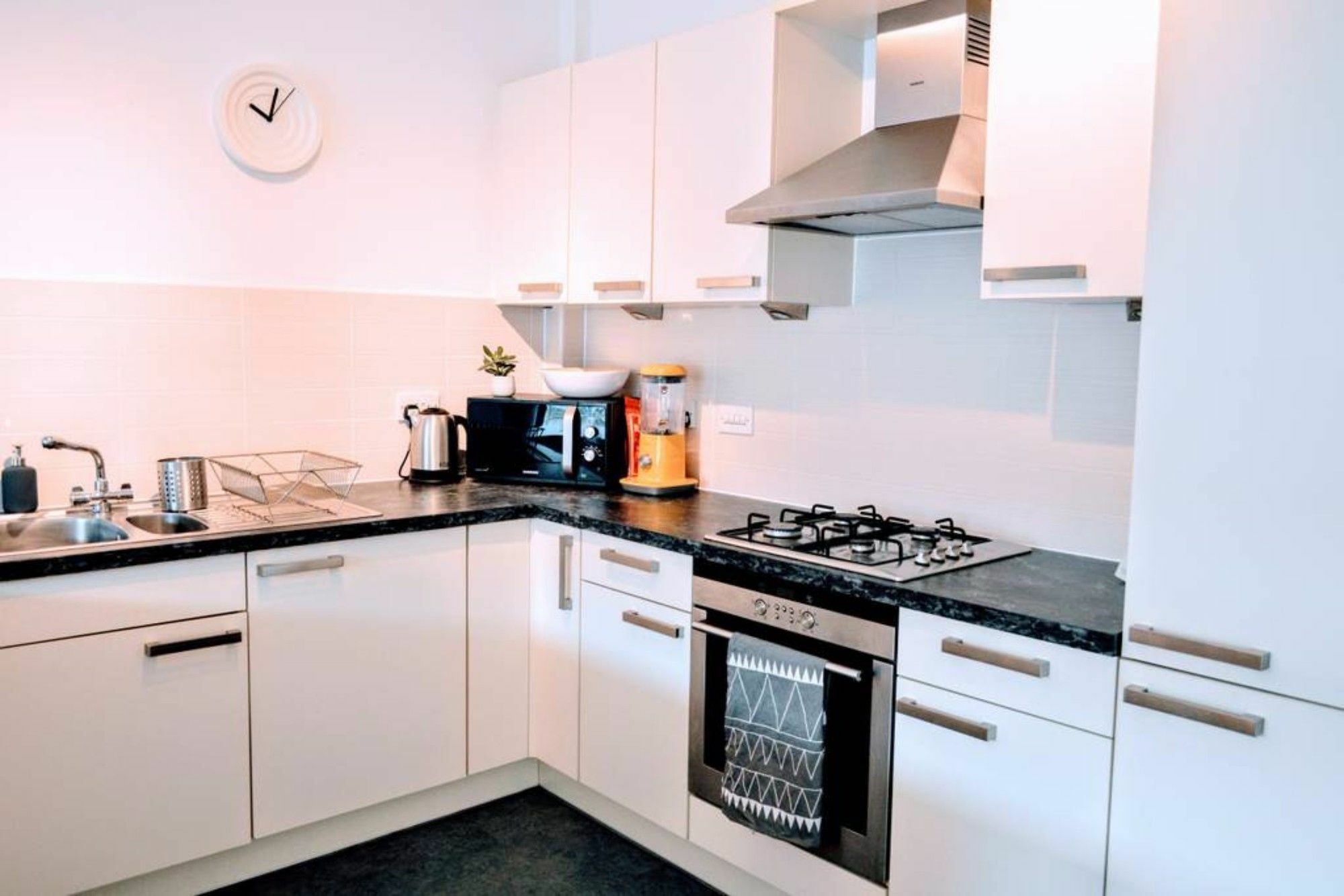 Beautifully Renovated Apartment -Central EDI Exterior photo
